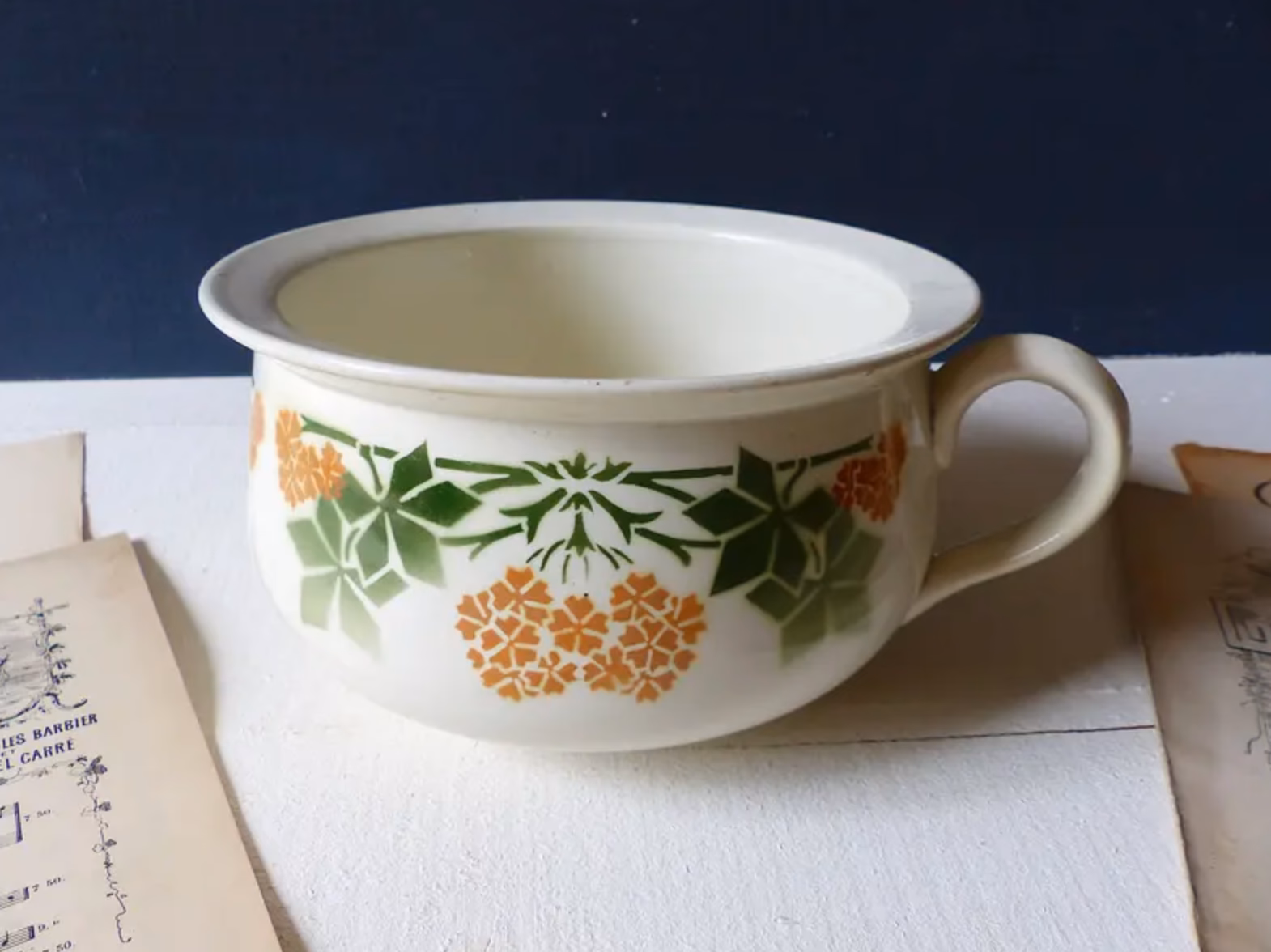 Qu'est-ce qu'on met dans un pot de chambre ?