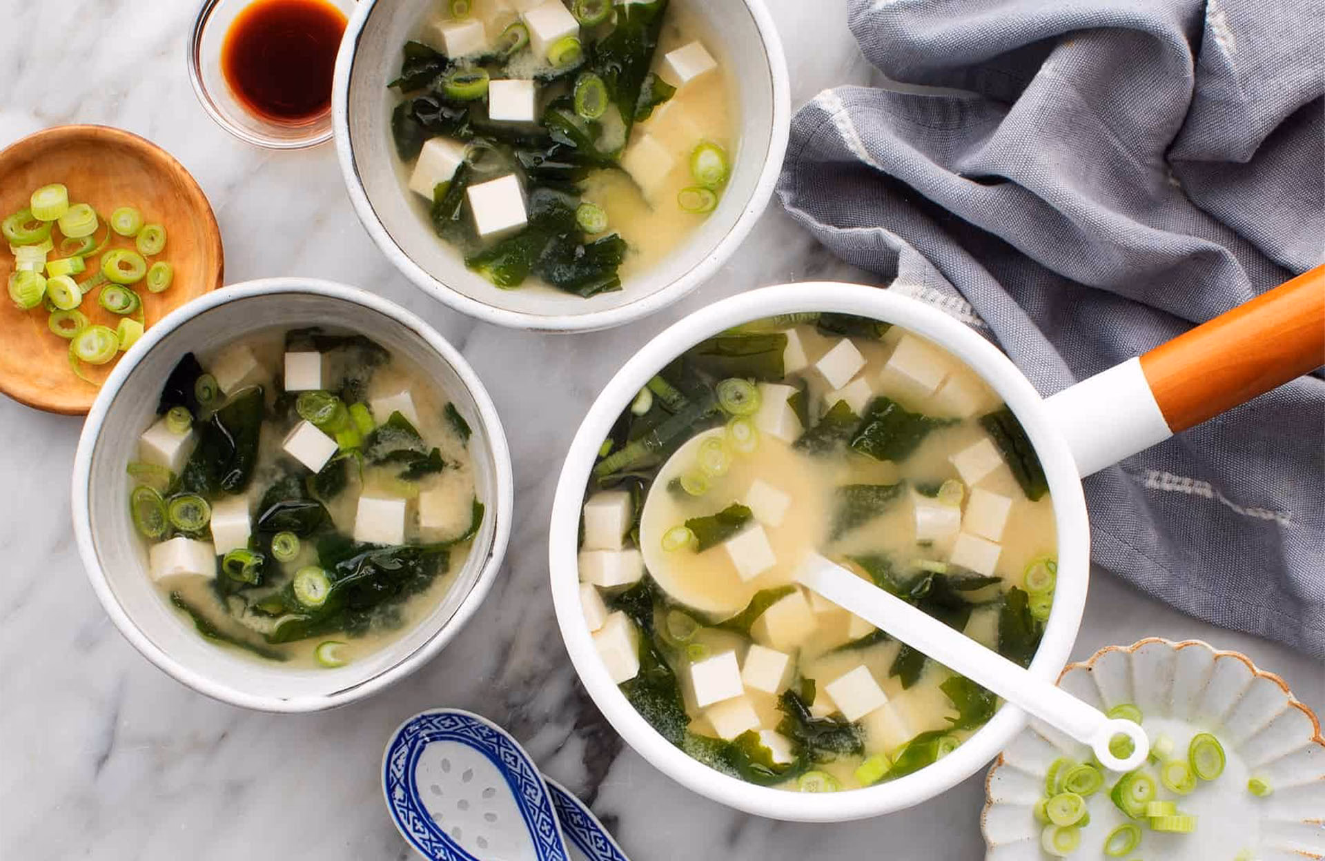 Quelle est l’importance du dashi dans la soupe miso ?